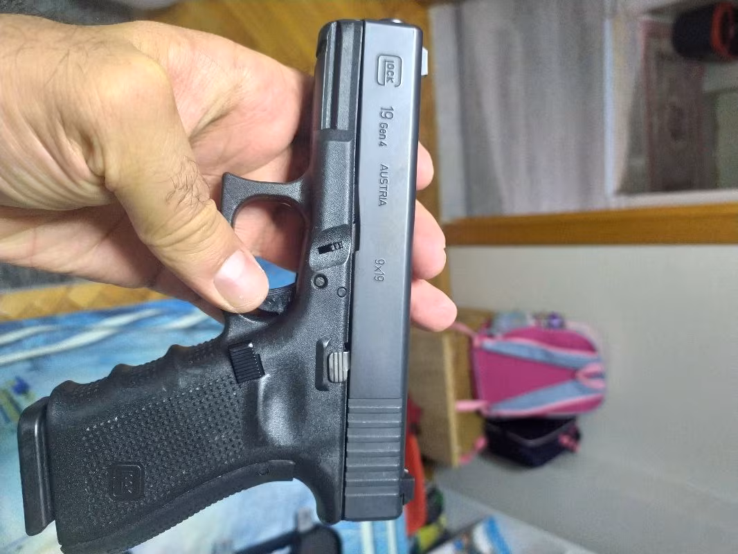 Kamu görevlisinden sıfır ayarında Glock Gen4 silah