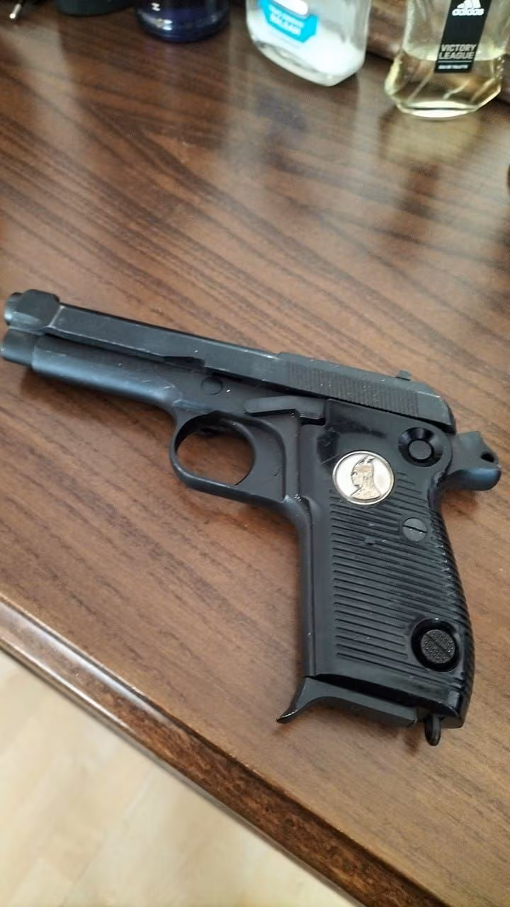 Emekli icra müdüründen silah baretta parabellum 9 mm çapında Saddam
