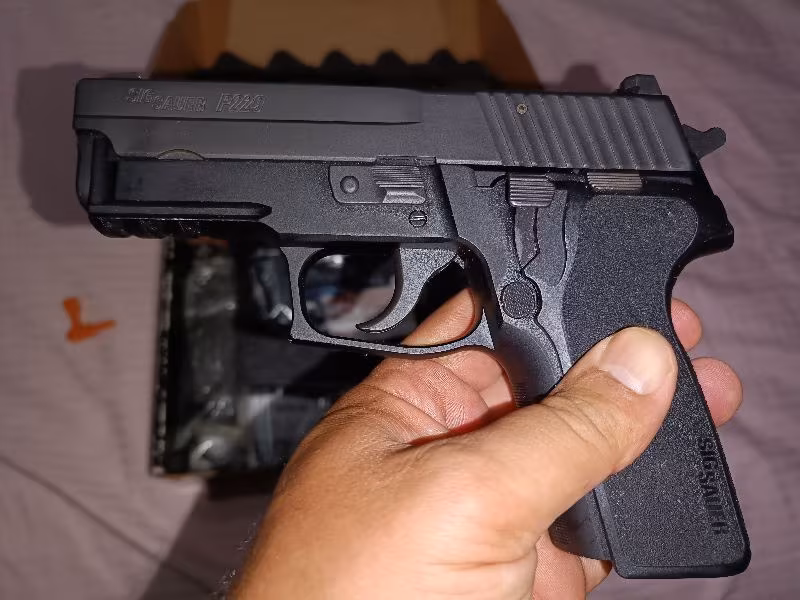 SIFIR SİGSUAR P 229 TABANCA ETİKETLER ÜZERİNDE TÜRKİYE'YE GELEN SON SİGSUARLARDAN TUTULAN MODELİ ORJİNAL KUTUSUNDA TÜM APARATLARI İLK GÜNKÜ GİBİ POŞETİNDE BULUNDURMA OLDUĞU İÇİN KUTUSUNDA KASADA MUHAFAZA EDİLMİŞ