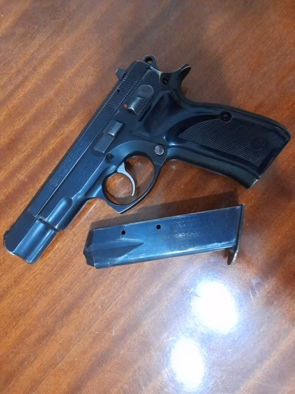 Polisten temiz CZ75A Tabanca