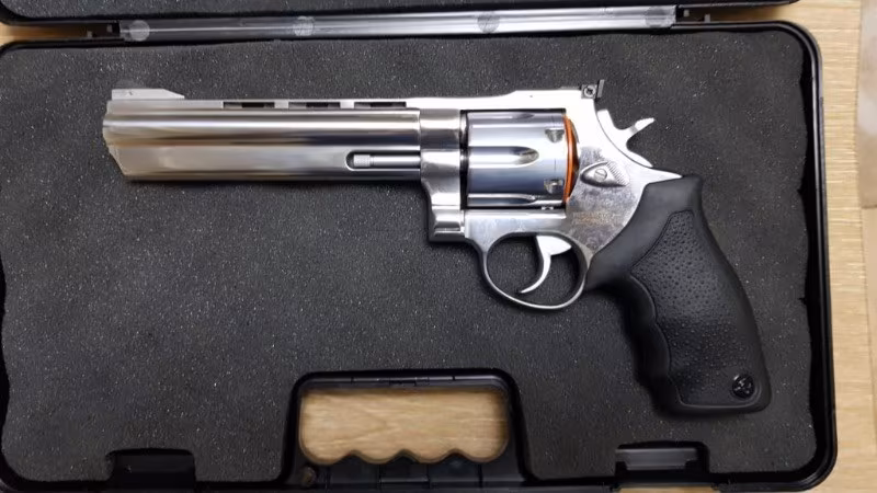 Taurus 44 cal yanında orjinal 2 ahşap kabze