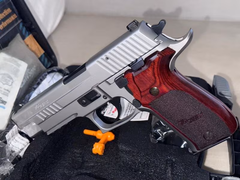 SIFIR SİGSUAR P 226 ELİTE SATANLES 3 ŞARJÖR İLK ALINDIĞI GİBİ DURUYOR AMERİKAN