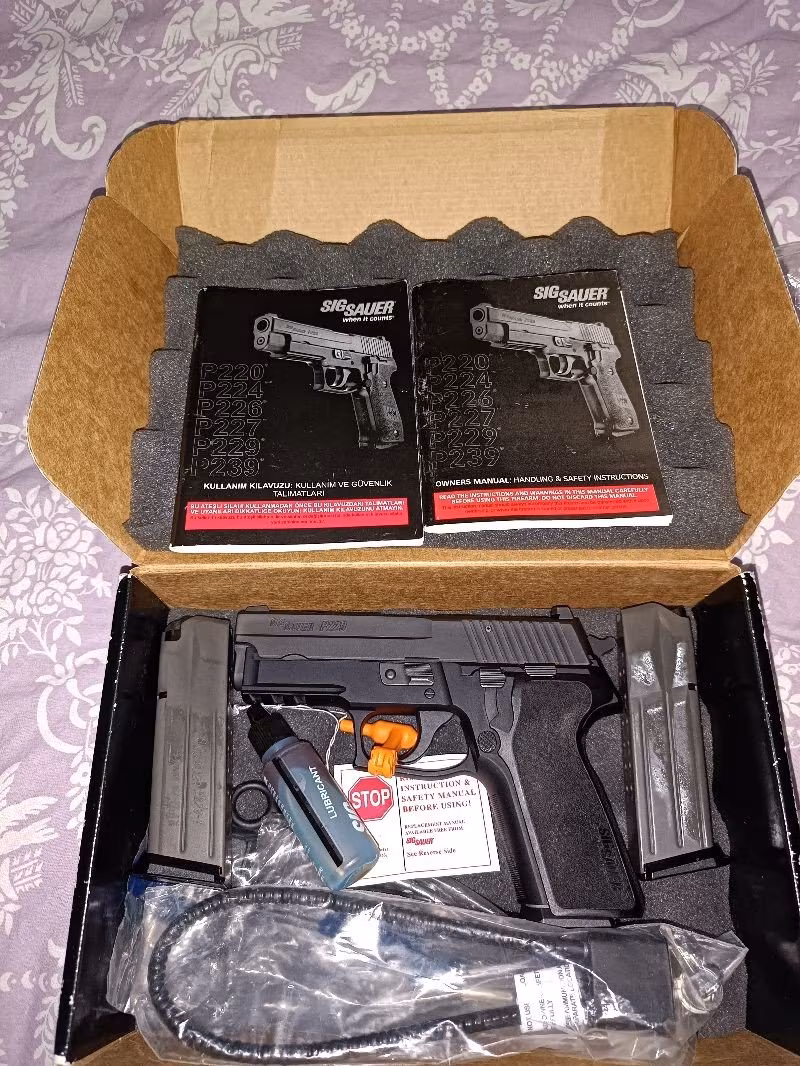 SIFIR SİGSUAR P 229 TABANCA ETİKETLER ÜZERİNDE TÜRKİYE'YE GELEN SON SİGSUARLARDAN TUTULAN MODELİ ORJİNAL KUTUSUNDA TÜM APARATLARI İLK GÜNKÜ GİBİ POŞETİNDE BULUNDURMA OLDUĞU İÇİN KUTUSUNDA KASADA MUHAFAZA EDİLMİŞ