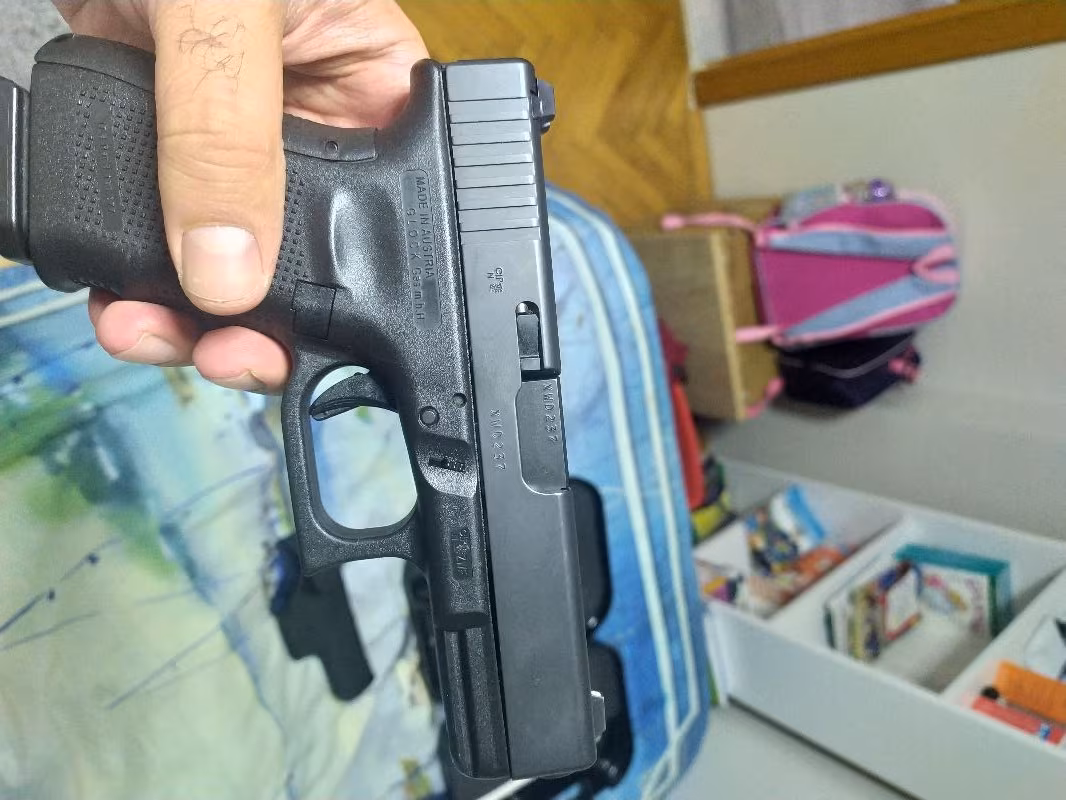 Kamu görevlisinden sıfır ayarında Glock Gen4 silah
