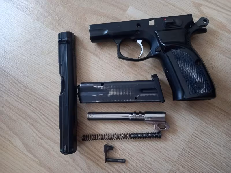 EMEKLİ EMNİYET GÖREVLİSİNDEN RUHSATLI ÇOK AZ ATIŞ YAPILAN TEMİZ 1995 MODEL ORJİNAL SİYAH CZ 75 B. - 50.000 TL.