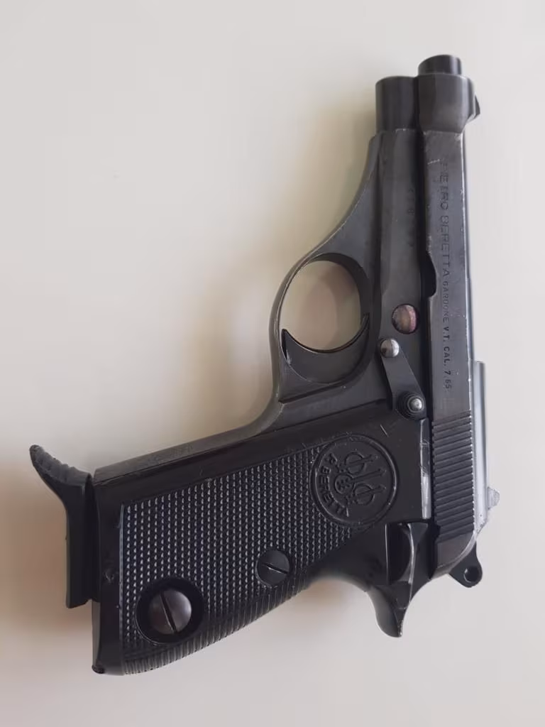 Memurdan düğmeli beretta