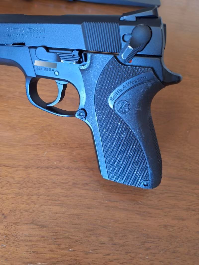 Smith&Wesson 6904. 3,5 inç namlu. 12+1, gizli horuz, sağ ve solda emniyet