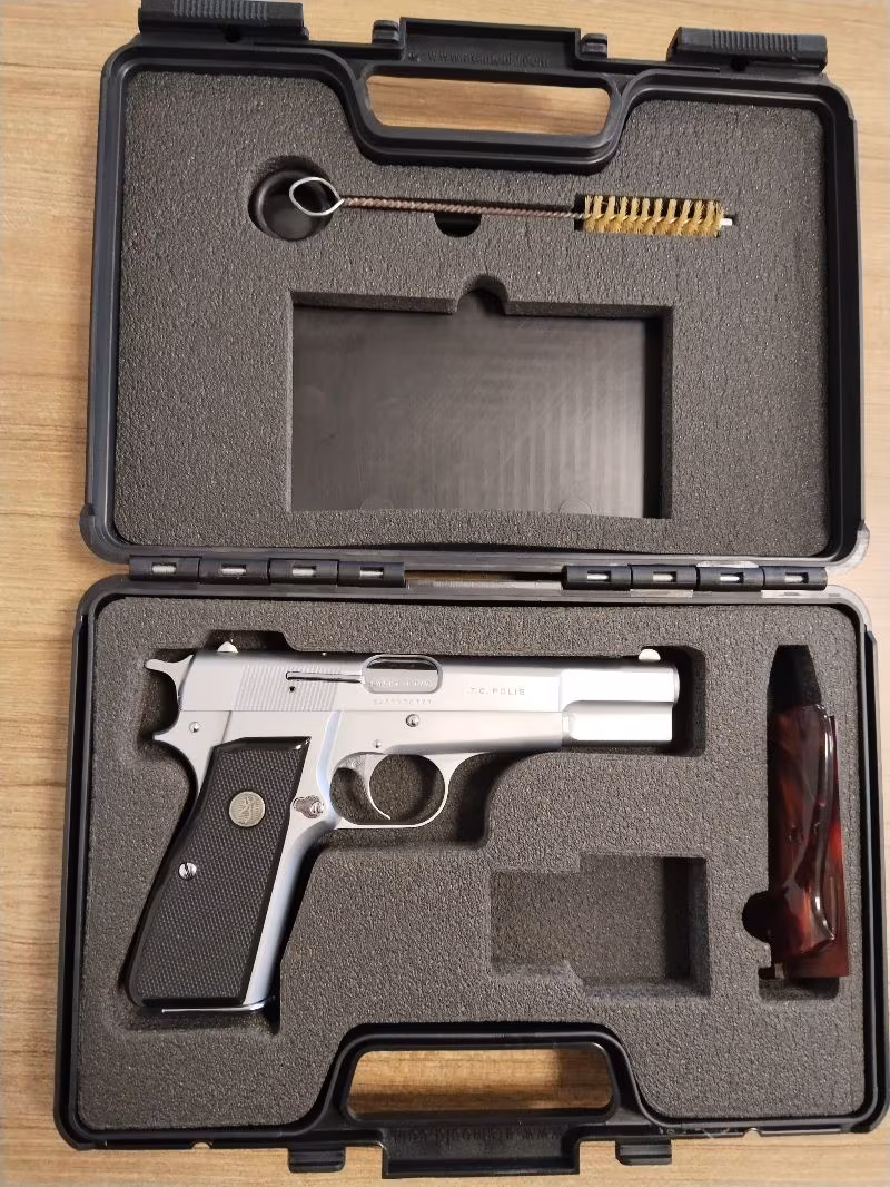 Emniyet mensubu dan Belçika Browning 14. Lü tabanca