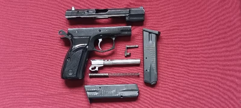 EMEKLİ EMNİYET GÖREVLİSİNDEN SIFIR AYARINDA RUHSATLI ÇOK AZ ATIŞ YAPILAN TEMİZ 1995 MODEL ORJİNAL SİYAH CZ 75 B.  - 50.000 TL.