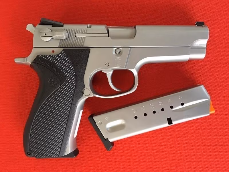 SIFIR KADAR TEMİZ SMİTH WESSON 5906 (BEYAZ TETİK BEYAZ HOROZ)