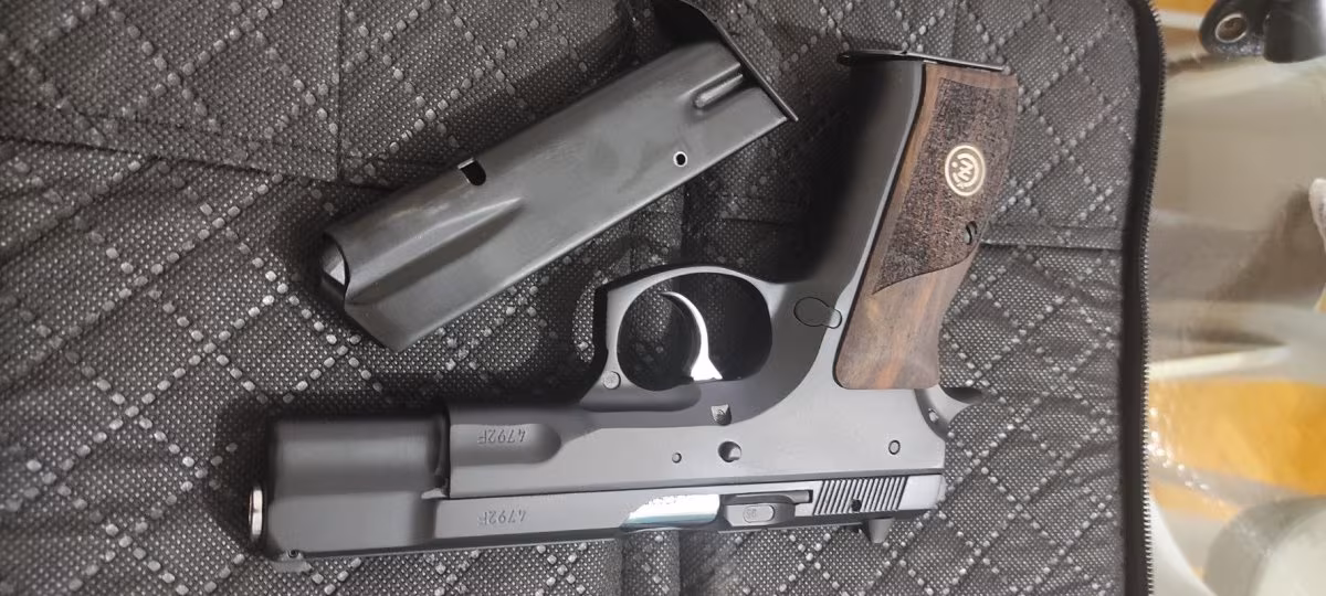 ✓CZ 75 B
