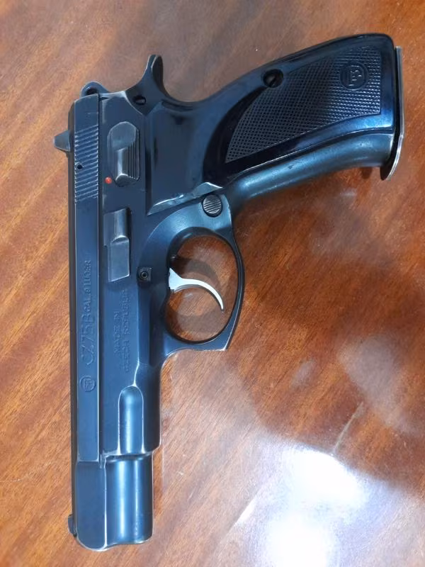 Polisten temiz CZ75A Tabanca