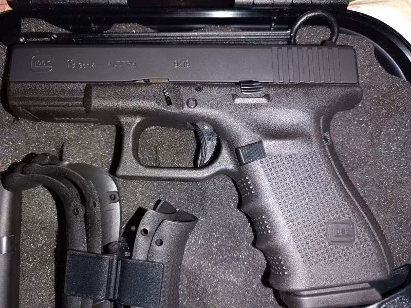 SIFIR GLOCK 19 GEN4  AVUSTURYA' GLOCK 19 GEN 4 TABANCA  EŞİ YOK BULUNDURMA RUHSATLI OLDUĞU İÇİN KUTUSUNDA KASADA MUHAFAZA EDİLMİŞ