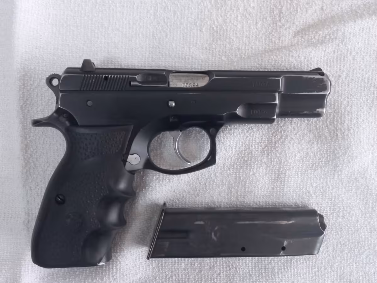 EMEKLİ EMNİYET GÖREVLİSİNDEN RUHSATLI SIFIR AYARINDA AZ ATIŞ YAPILAN TEMİZ ORJİNAL SİYAH 1993 MODEL CZ 75 B. - 45.000 TL.