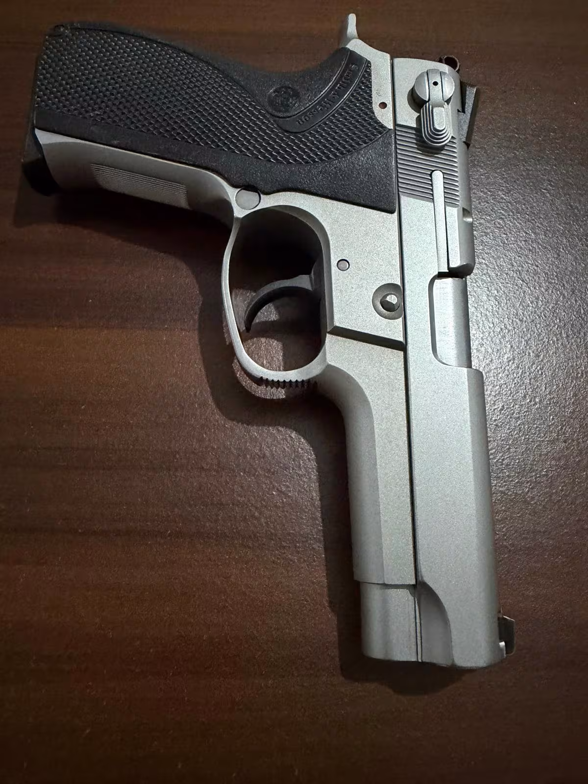 Yargı mensubunun koleksiyonundan Smith Wesson 5906 model silah.