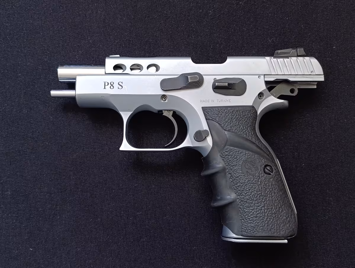 EMEKLİ EMNİYET GÖREVLİSİNDEN RUHSATLI SIFIR AYARINDA AZ ATIŞ YAPILAN ÖMÜR BOYU GARANTİLİ STANLESS STEEL SARSILMAZ P 8 S. 18.000 TL.