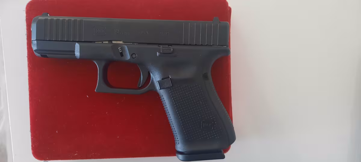 SIFIR GLOCK 19 GEN 5    DİPÇİK, LAZER, FENER, EKSTRA ŞARJÖRLER FULL KUTU