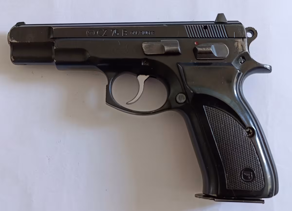 EMEKLİ EMNİYET GÖREVLİSİNDEN RUHSATLI SIFIR AYARINDA AZ ATIŞ YAPILAN TEMİZ ORJİNAL SİYAH 1997 MODEL CZ 75 B. - 45.000 TL.
