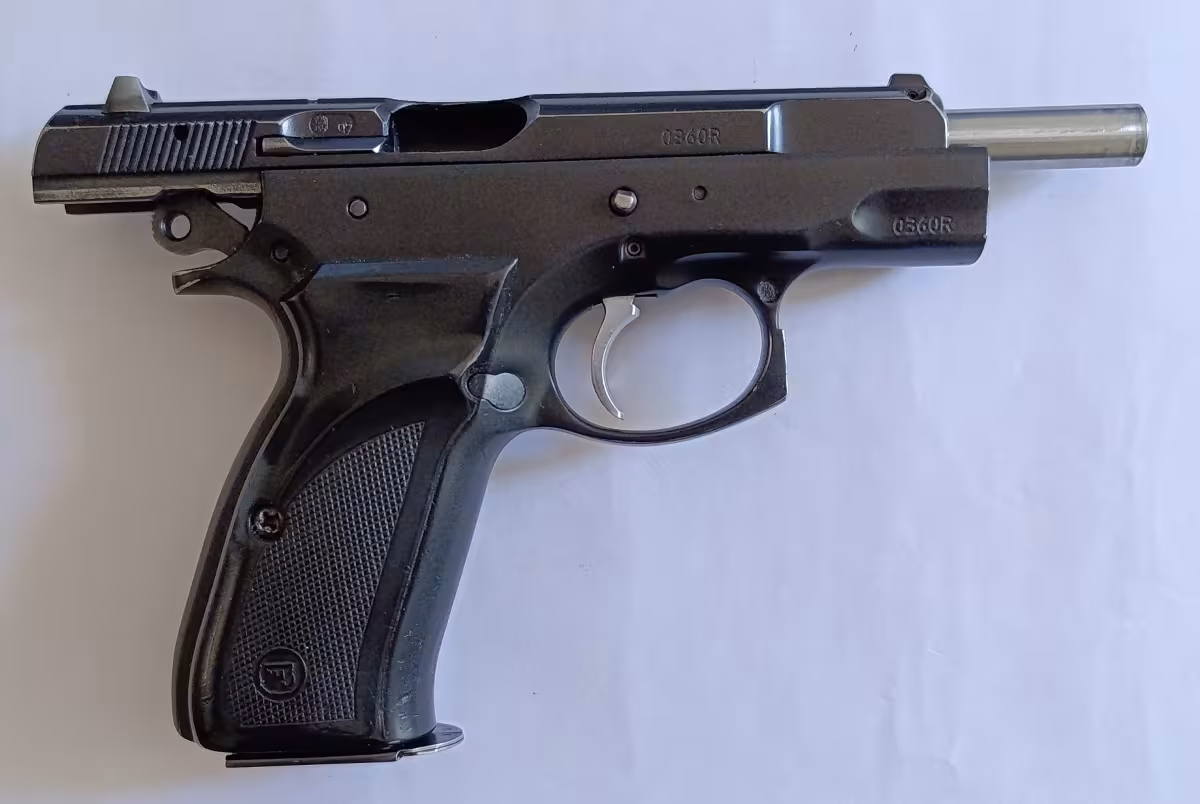 EMEKLİ EMNİYET GÖREVLİSİNDEN RUHSATLI SIFIR AYARINDA AZ ATIŞ YAPILAN TEMİZ ORJİNAL SİYAH 1997 MODEL CZ 75 B. - 45.000 TL.