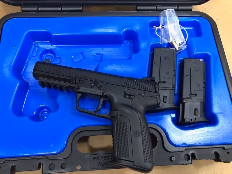 Kamu görevlisinden..sıfır five seven..özel silah