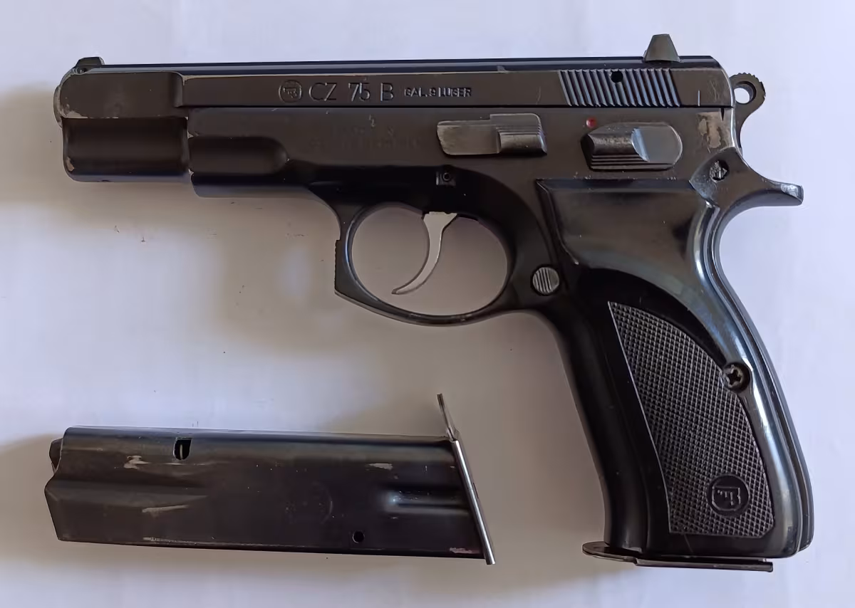 EMEKLİ EMNİYET GÖREVLİSİNDEN RUHSATLI SIFIR AYARINDA AZ ATIŞ YAPILAN TEMİZ ORJİNAL SİYAH 1997 MODEL CZ 75 B. - 45.000 TL.