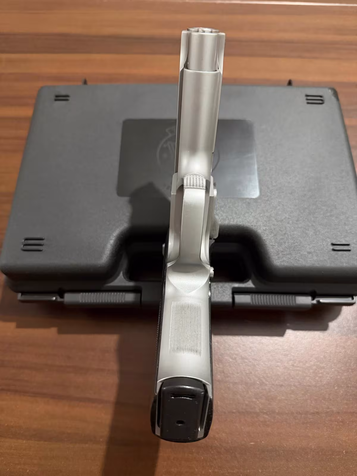 Yargı mensubunun koleksiyonundan Smith Wesson 5906 model silah.