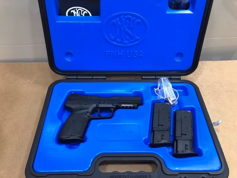 Kamu görevlisinden..sıfır five seven..özel silah
