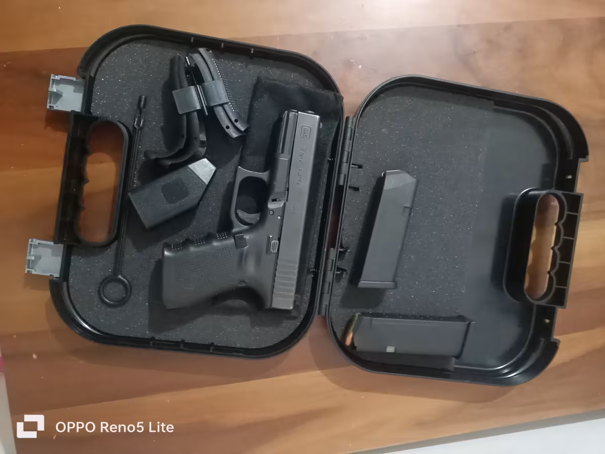 Polisten  kutusu ve tüm aparatlariyla Glock 19 gen 4
