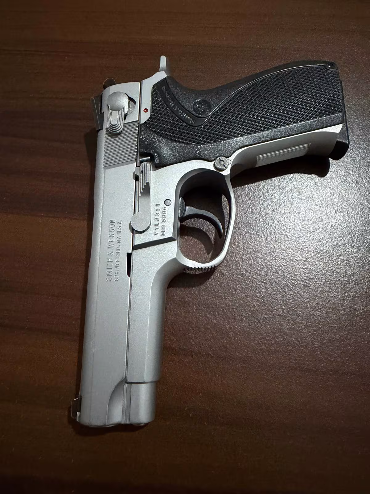 Yargı mensubunun koleksiyonundan Smith Wesson 5906 model silah.