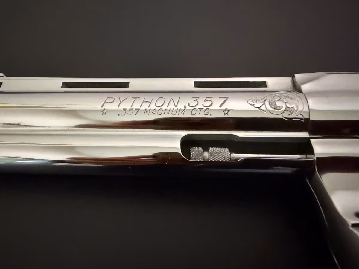 Colt python 357 magnum 6inç Türkiye tek Sıfırdan farksız oynanmamış bir silah.
