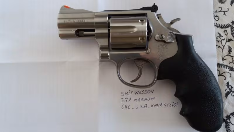 Muharip Gazi'den Koleksiyonluk Smith& Wesson