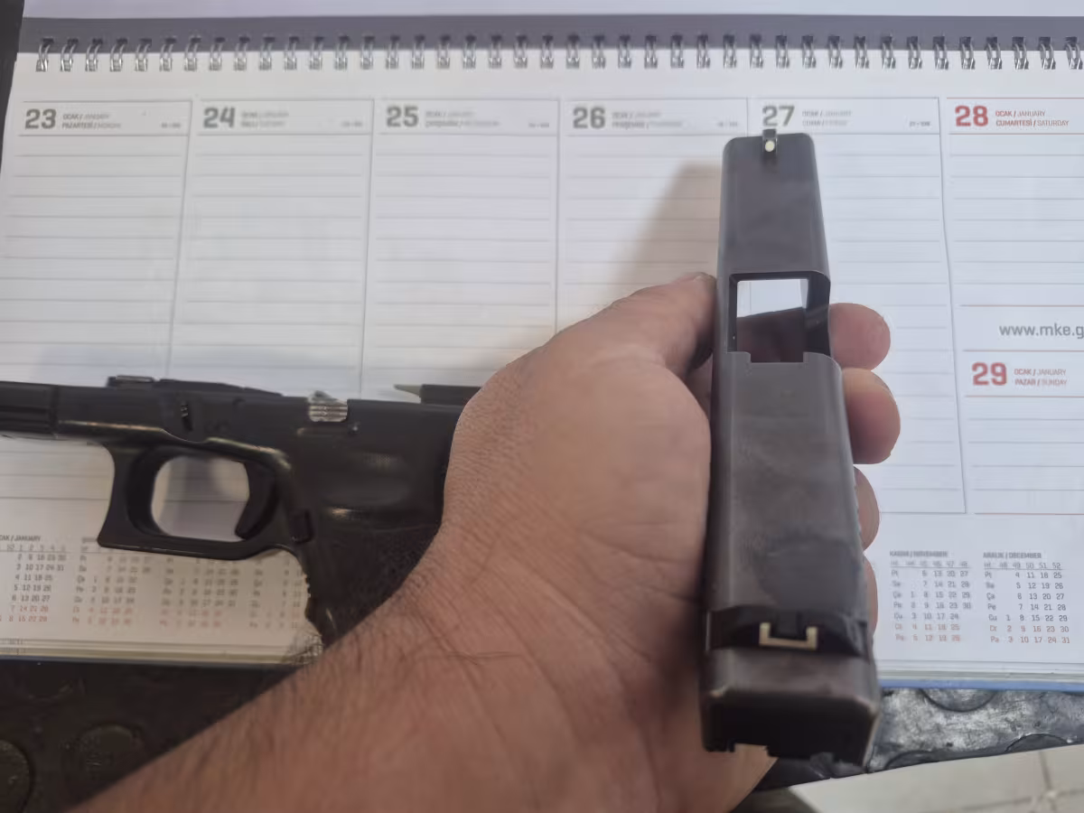 TEMİZ VE YEDEK ŞARJÖRLÜ GLOCK TABANCA