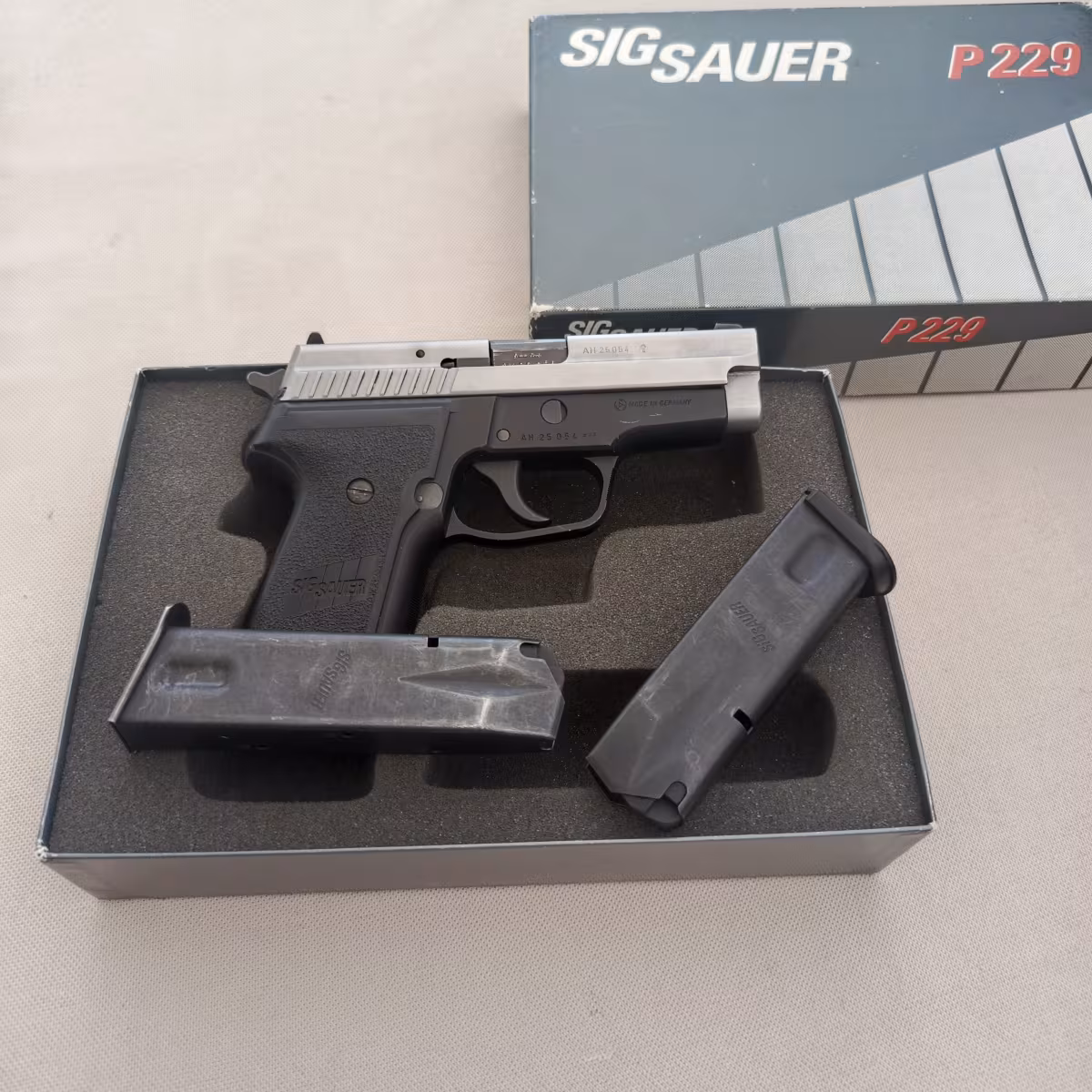 Sig sauer P229  (two-tone)