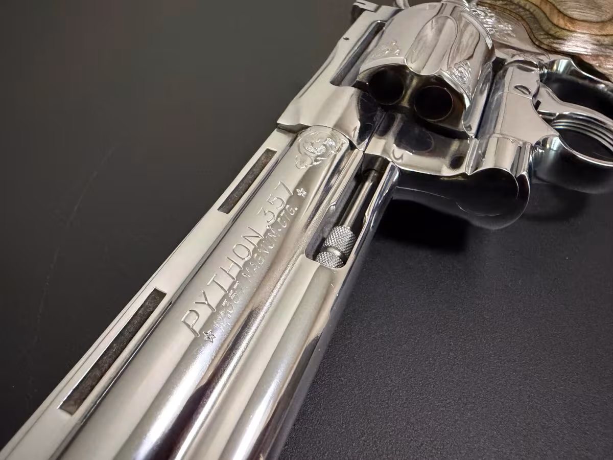 Colt python 357 magnum 6inç Türkiye tek Sıfırdan farksız oynanmamış bir silah.