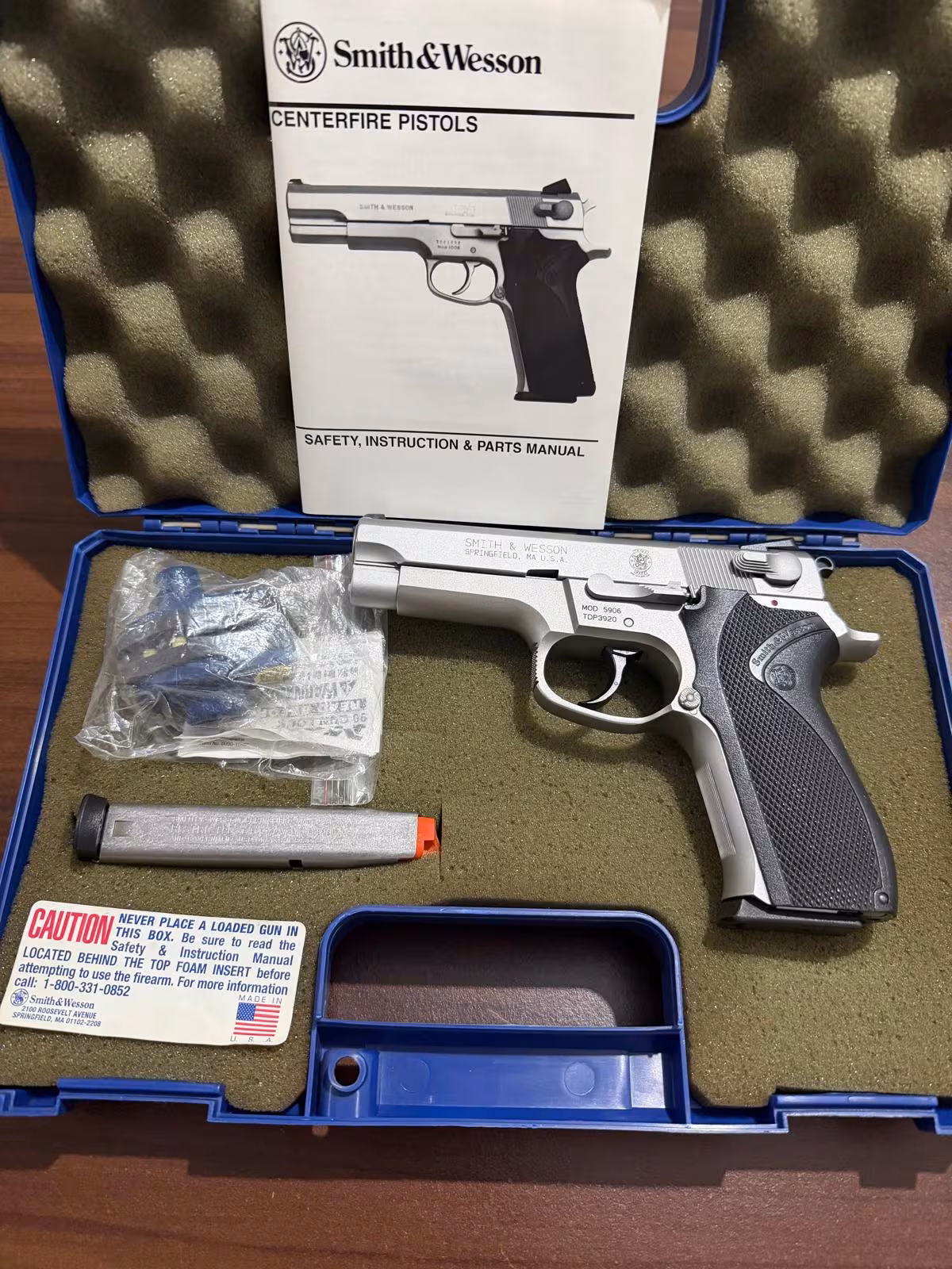 Yargı mensubunun koleksiyonundan Smith Wesson 5906 model silah.