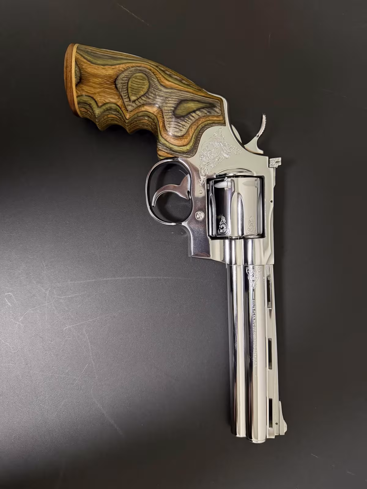 Colt python 357 magnum 6inç Türkiye tek Sıfırdan farksız oynanmamış bir silah.