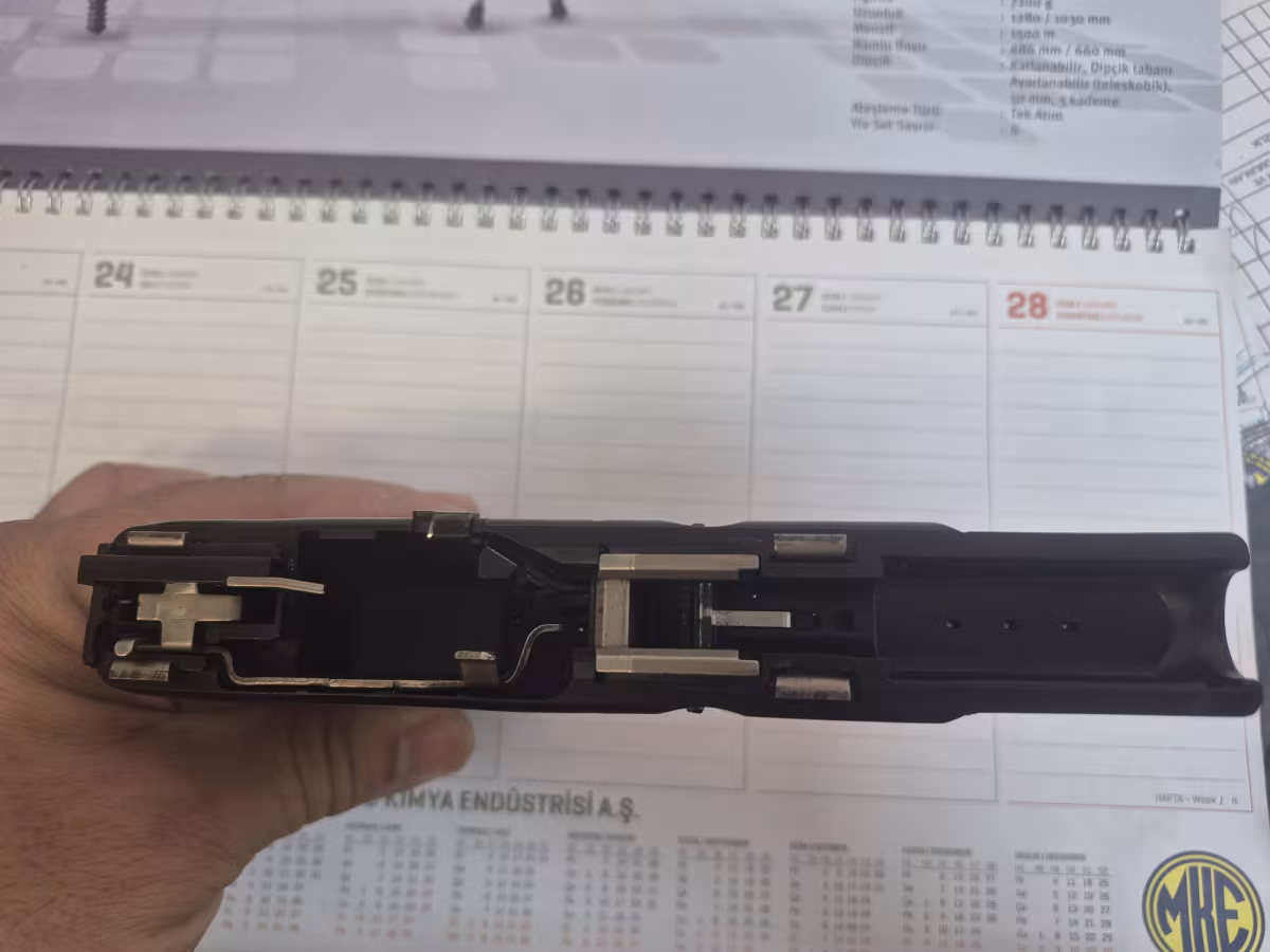 TEMİZ VE YEDEK ŞARJÖRLÜ GLOCK TABANCA