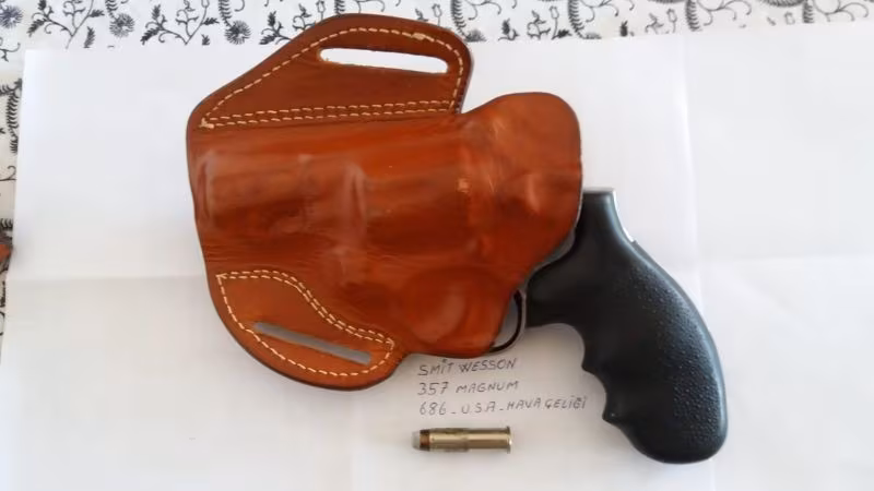 Muharip Gazi'den Koleksiyonluk Smith& Wesson