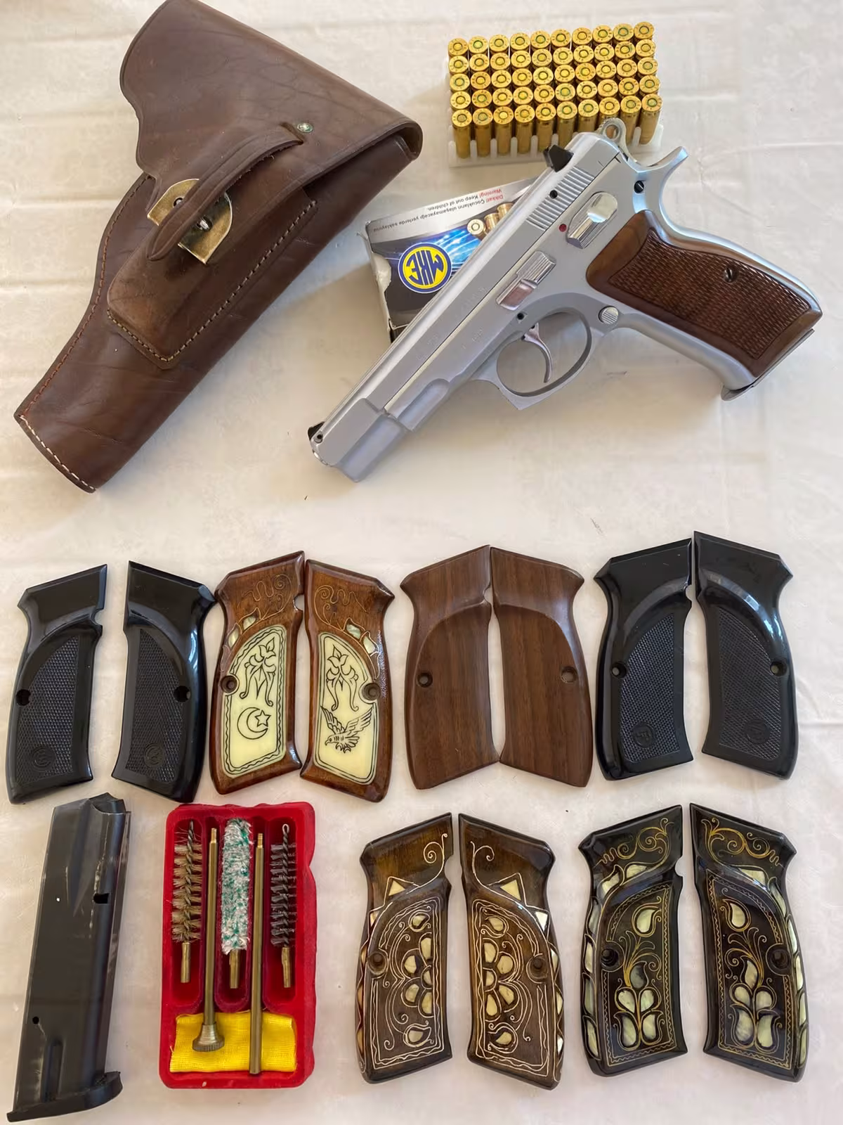 Taşıma ruhsatlı.Çok temiz CZ75 B .Fotodaki herşeyi ile birlikte verilecektir