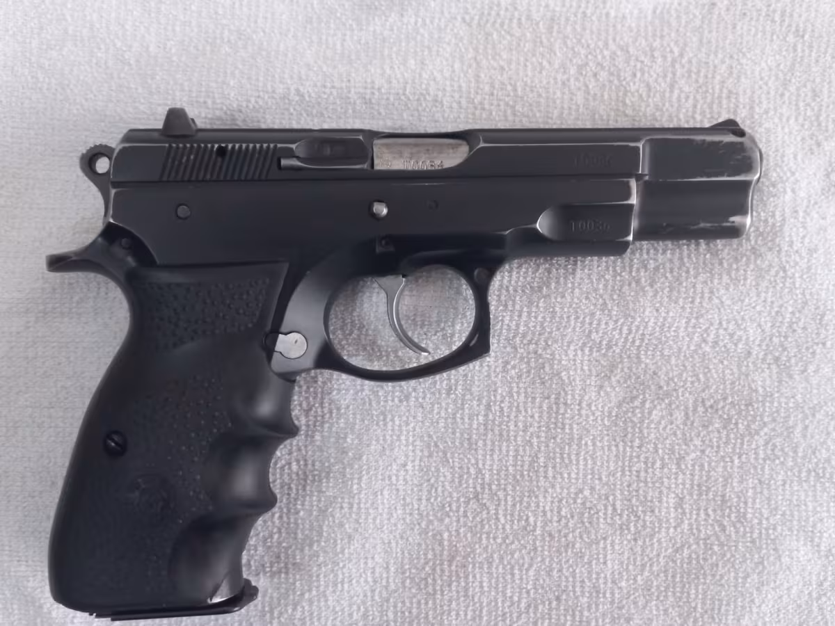 EMEKLİ EMNİYET GÖREVLİSİNDEN RUHSATLI SIFIR AYARINDA AZ ATIŞ YAPILAN TEMİZ ORJİNAL SİYAH 1993 MODEL CZ 75 B. - 45.000 TL.